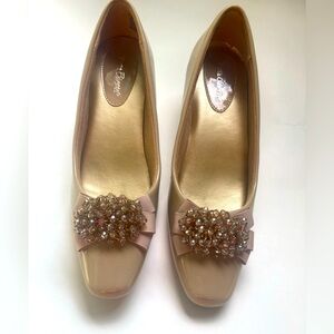 Elegant Torta Caliente Beige Nude Patent Heels, Size 8, used 7.00